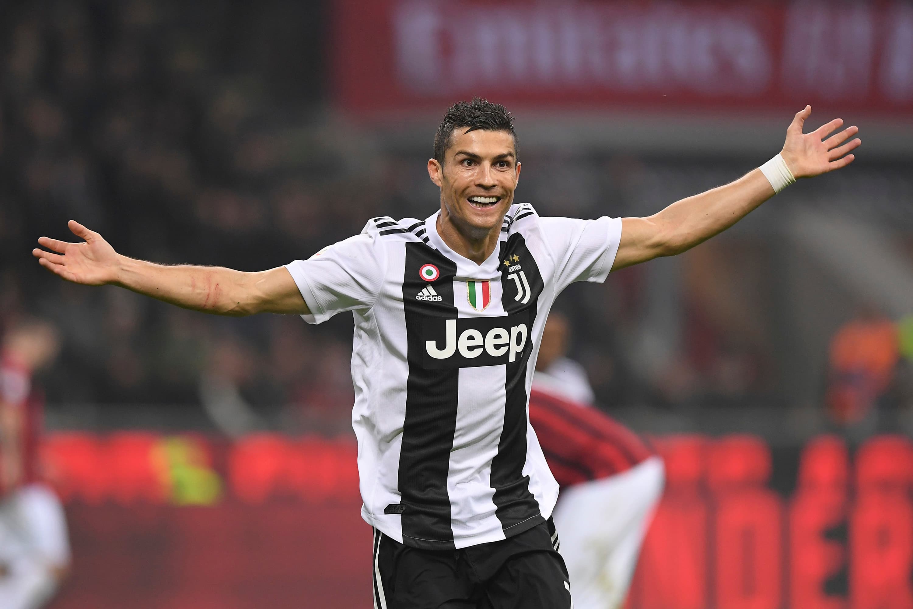 Cristiano Ronaldo comemora o gol marcado na partida contra o AC Milan no Estádio Giuseppe Meazza, na Itália – 11/11/2018