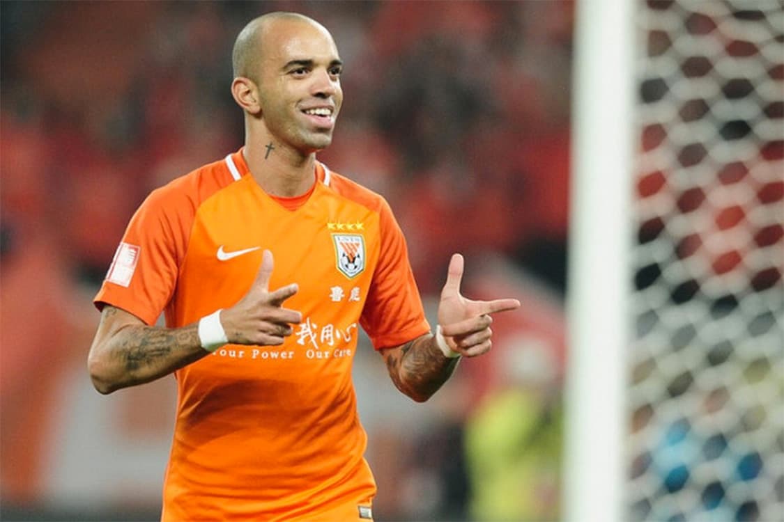 O atacante do time chinês Shandong Luneng, Diego Tardelli