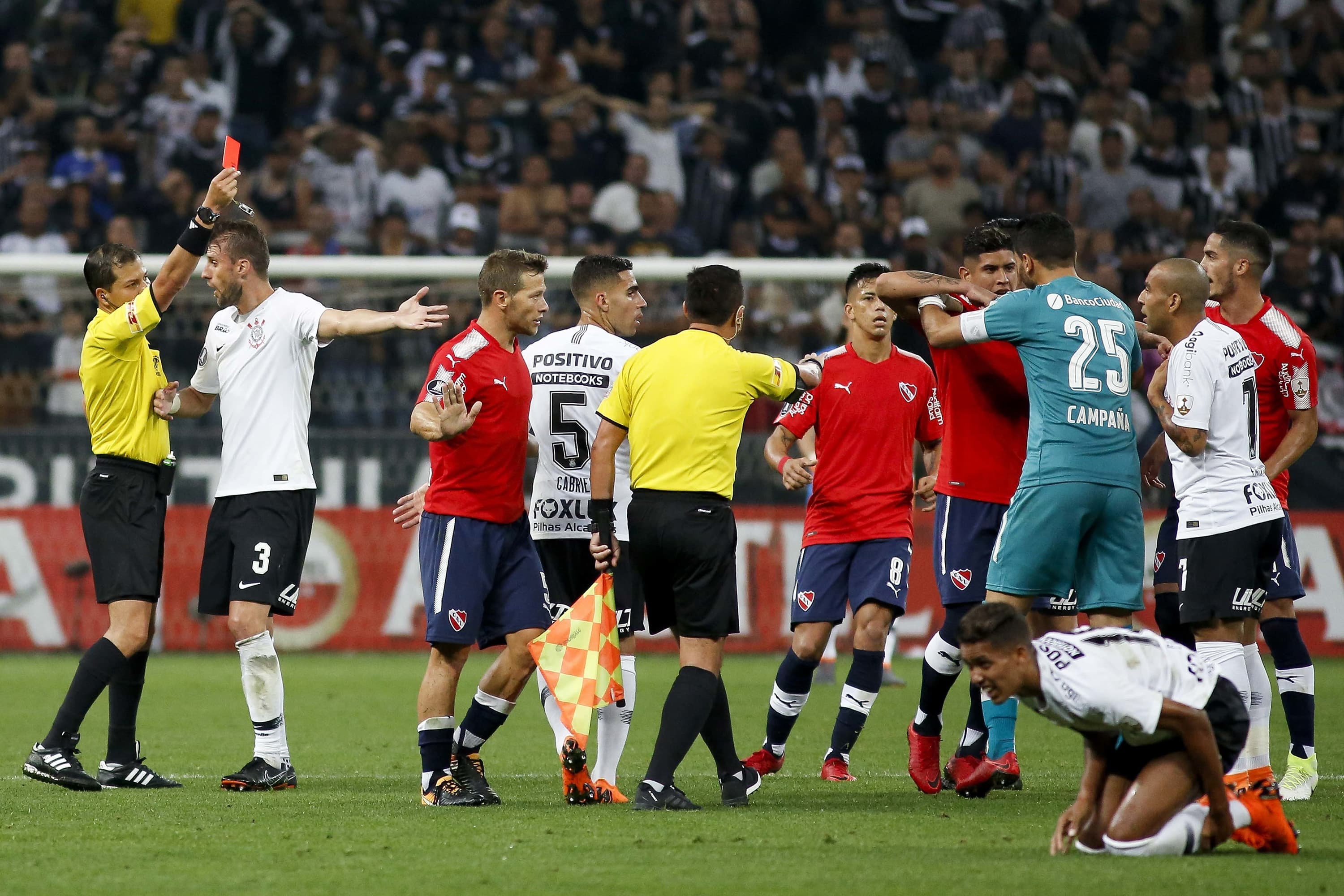 Emerson Sheik, do Corinthians, é expulso após agredir Juan Sanchez Mino, do Independiente, durante o jogo realizado na Arena Corinthians, em uma partida válida pela 4ª rodada do Grupo 7 da Copa Libertadores 2018 – 02/05/2018