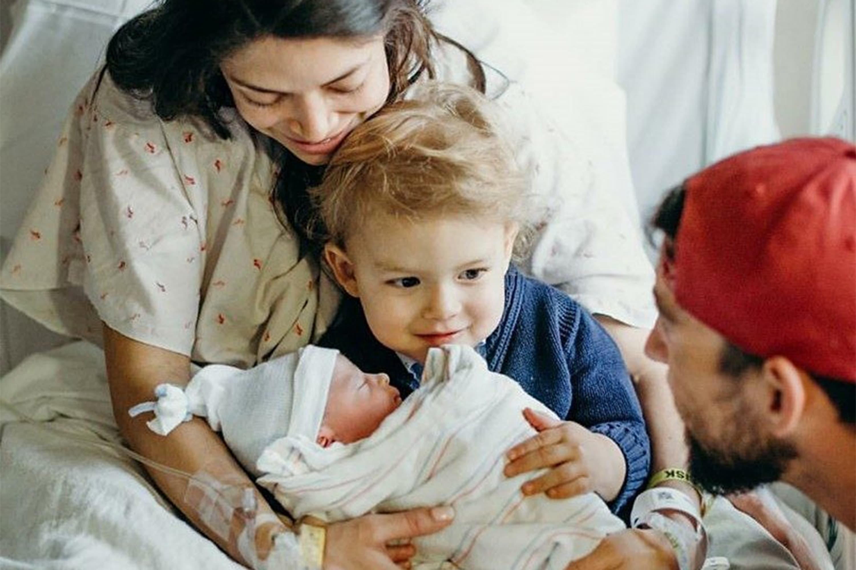 O nadador norte-americano Michael Phelps posta imagem da esposa Nicole Johnson e dos filhos Boomer e Beckett recém-nascido