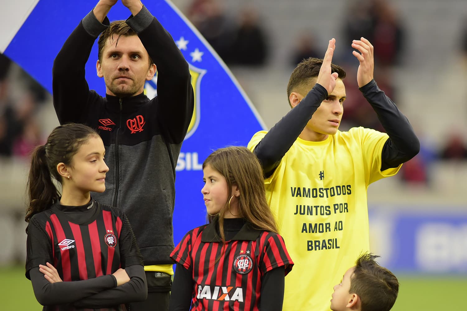 Jogadores do Atlético-PR entram em campo com camiseta amarela, com os dizeres: “Vamos todos juntos por amor ao Brasil”- 06/10/2018