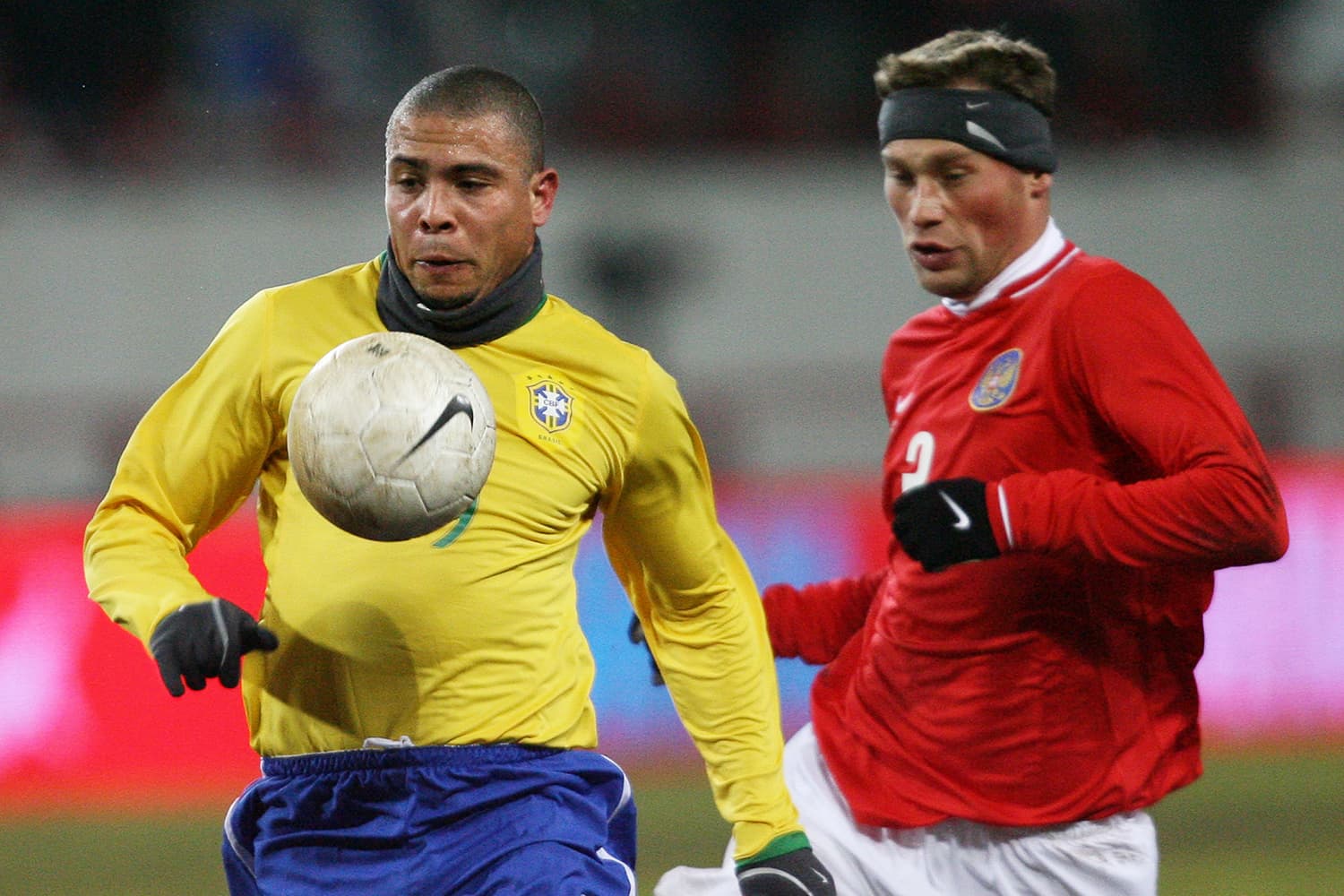 Ronaldo disputa bola com Vasily Berezutskiy, durante amistoso entre Brasil e Rússia, realizado em Moscou - 01/03/2006