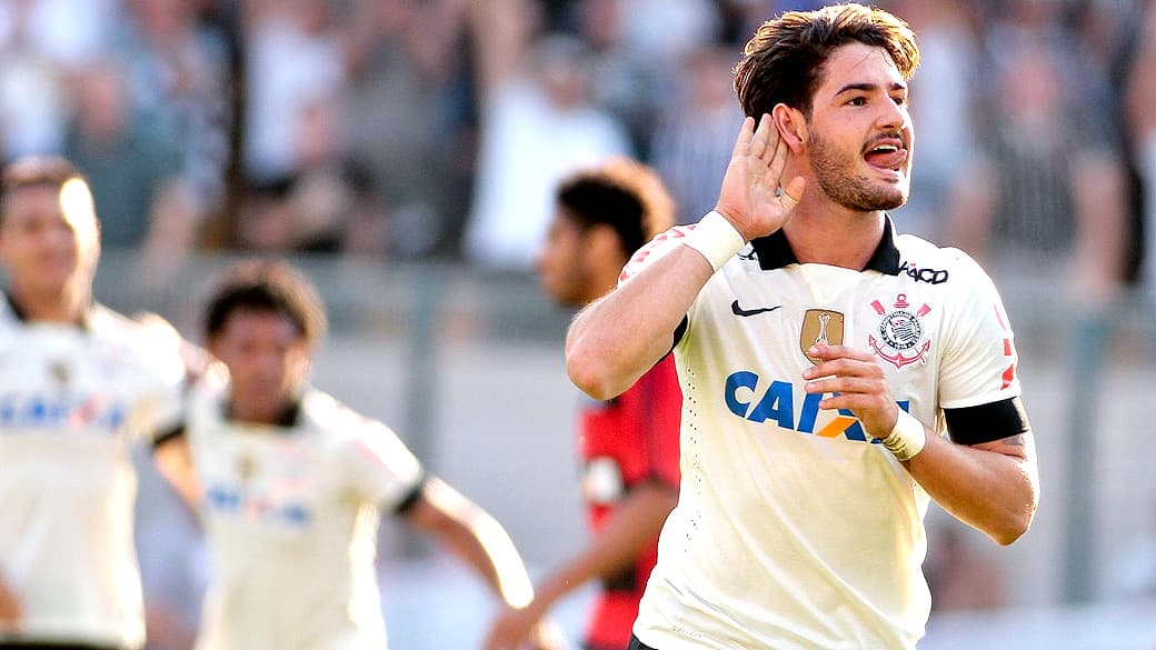 Jogador Alexandre Pato do Corinthians, comemora após marcar gol contra o Flamengo, no Pacaembu