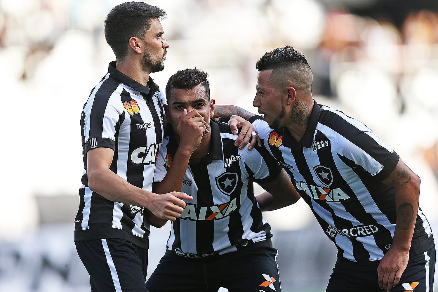 O jogador Brenner (centro), comemora após marcar gol de pênalti durante partida entre Botafogo e Boavista, válida pelo Campeonato Carioca, realizada no Estádio Nilton Santos - 28/01/2018