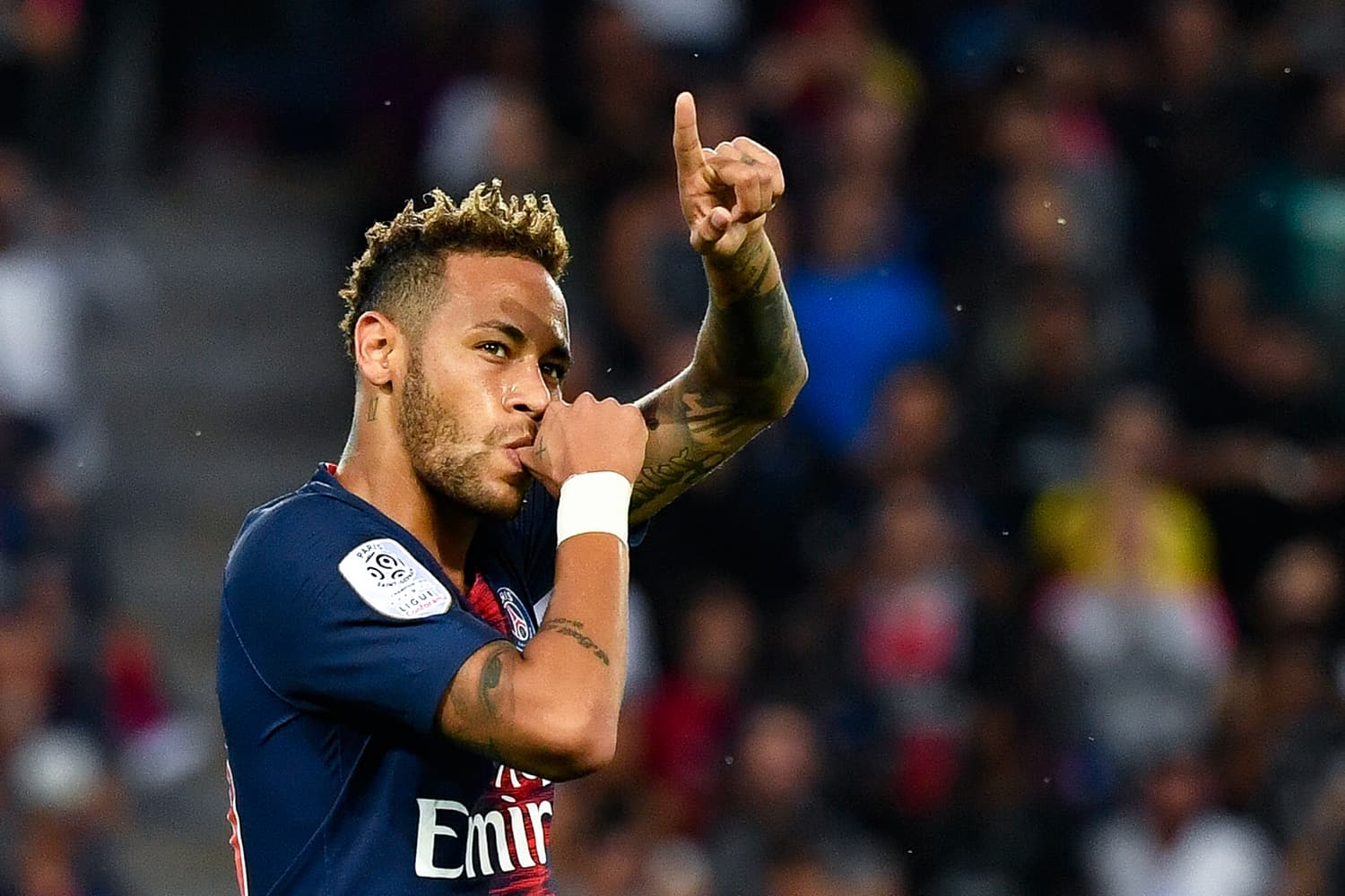 O jogador Neymar, do Paris Saint-Germain, comemora após marcar gol durante partida contra o Caen, válida pelo Campeonato Francês – 12/08/2018