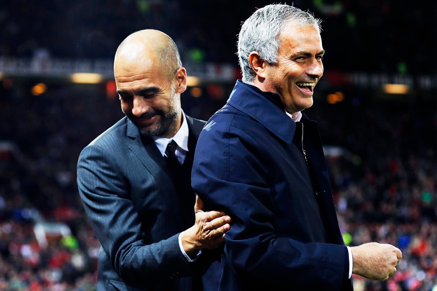 Os técnicos Pep Guardiola e José Mourinho se cumprimentam antes da partida entre Manchester City e Manchester United, válida pela Copa da Liga Inglesa, realizada no estádio Old Trafford - 26/10/2016
