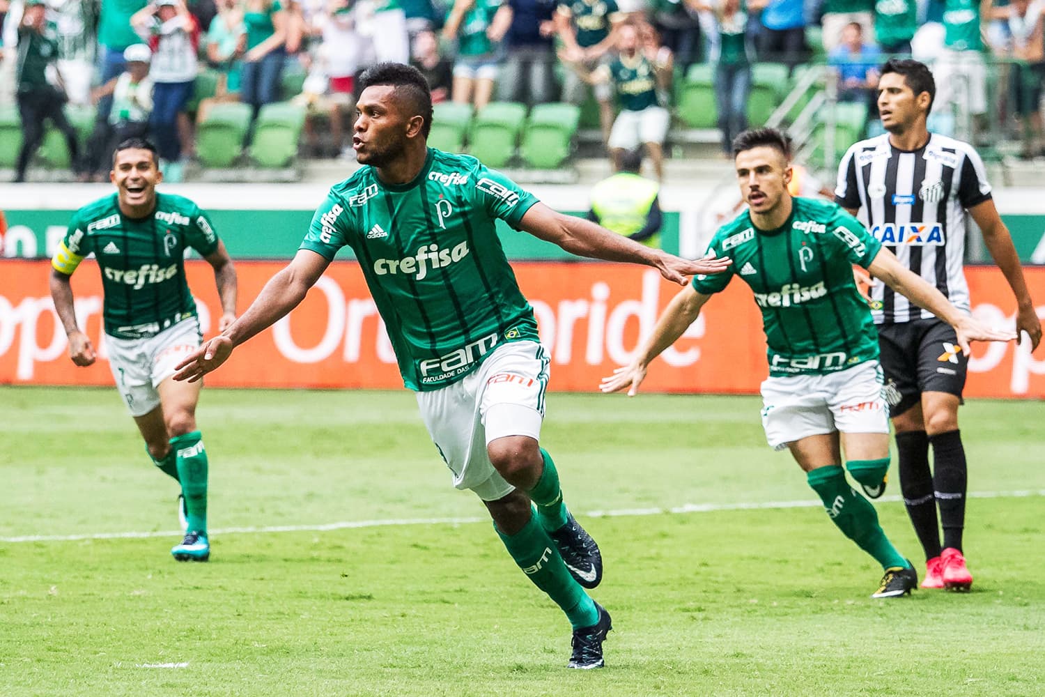 O jogador Borja, do Palmeiras, comemora gol durante partida contra o Santos, válida pela 5ª rodada do Campeonato Paulista, realizada no Allianz Parque, em São Paulo (SP) - 04/02/2018