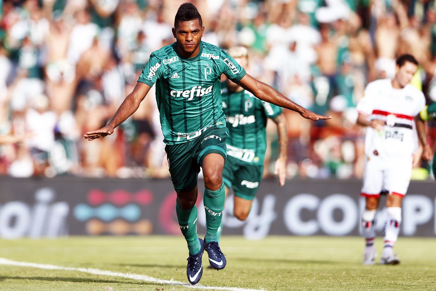 O jogador Miguel Borja, do Palmeiras, comemora gol durante partida contra o Botafogo-SP, válida pela 2ª rodada do Campeonato Paulista, realizada no estádio Santa Cruz, em Ribeirão Preto, interior de São Paulo - 21/01/2018
