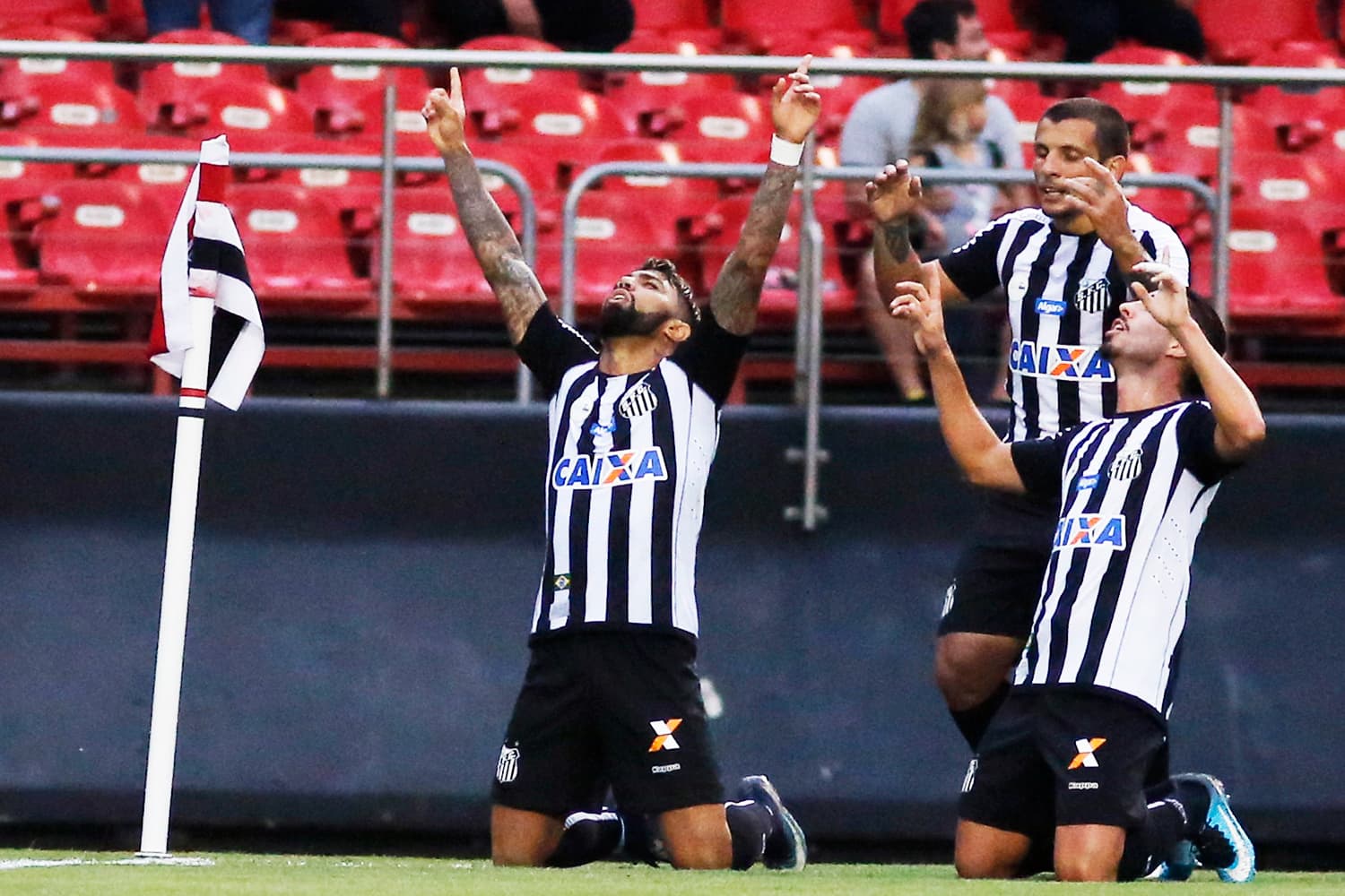 O jogador Gabigol, do Santos, comemora após marcar gol contra o São Paulo,em partida válida pelo Campeonato Paulista, realizada no Estádio do Morumbi - 18/02/2018