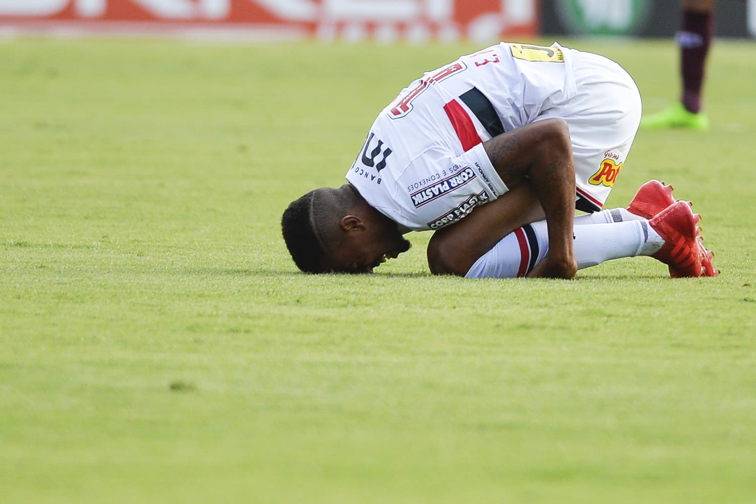 O jogador Éder Militão, do São Paulo, durante partida contra a Ferroviária, válida pela 9ª rodada do Campeonato Paulista - 25/02/2018