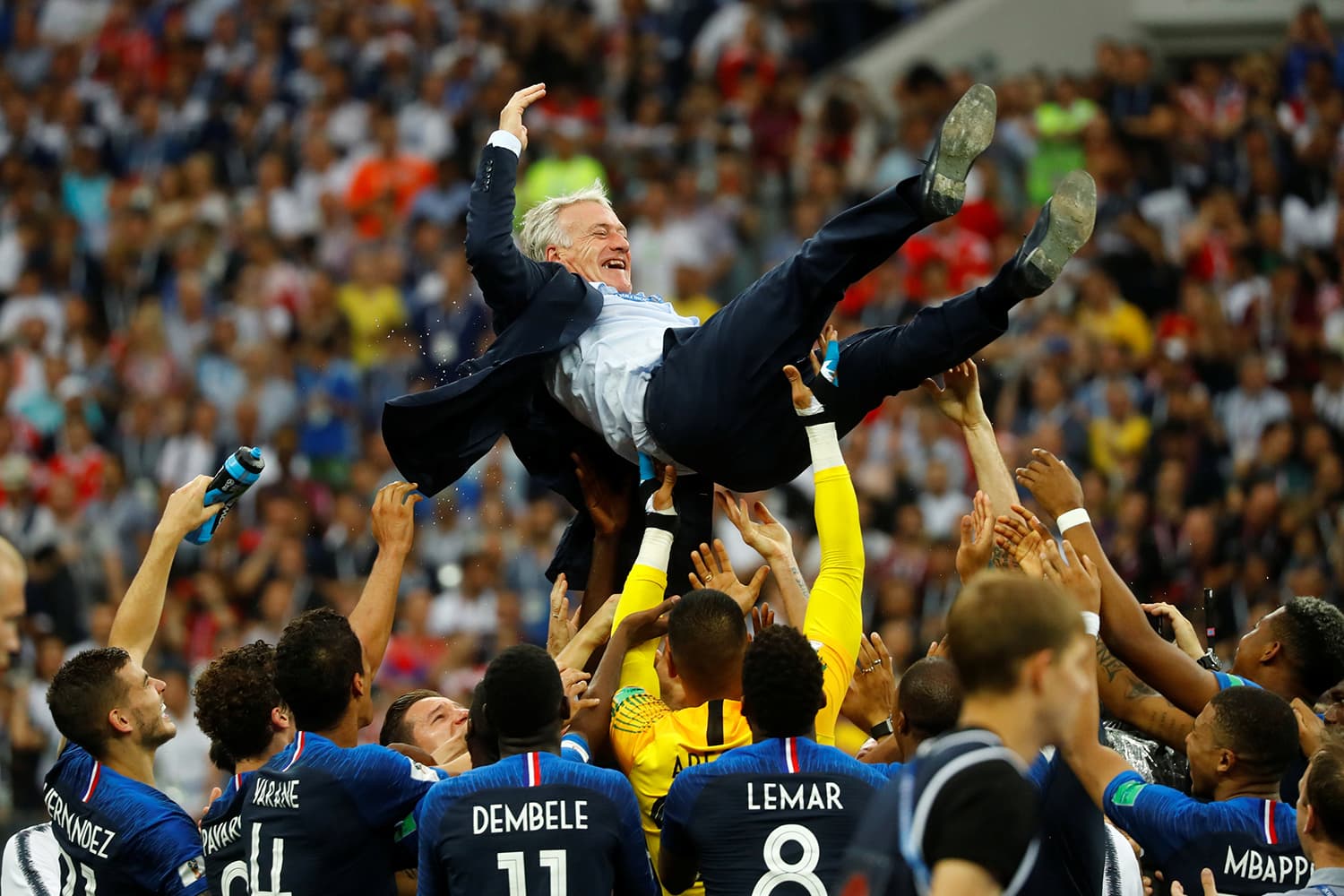 Didier Deschamps, técnico da seleção francesa, é levantado em comemoração da vitória na final da Copa do Mundo de 2018