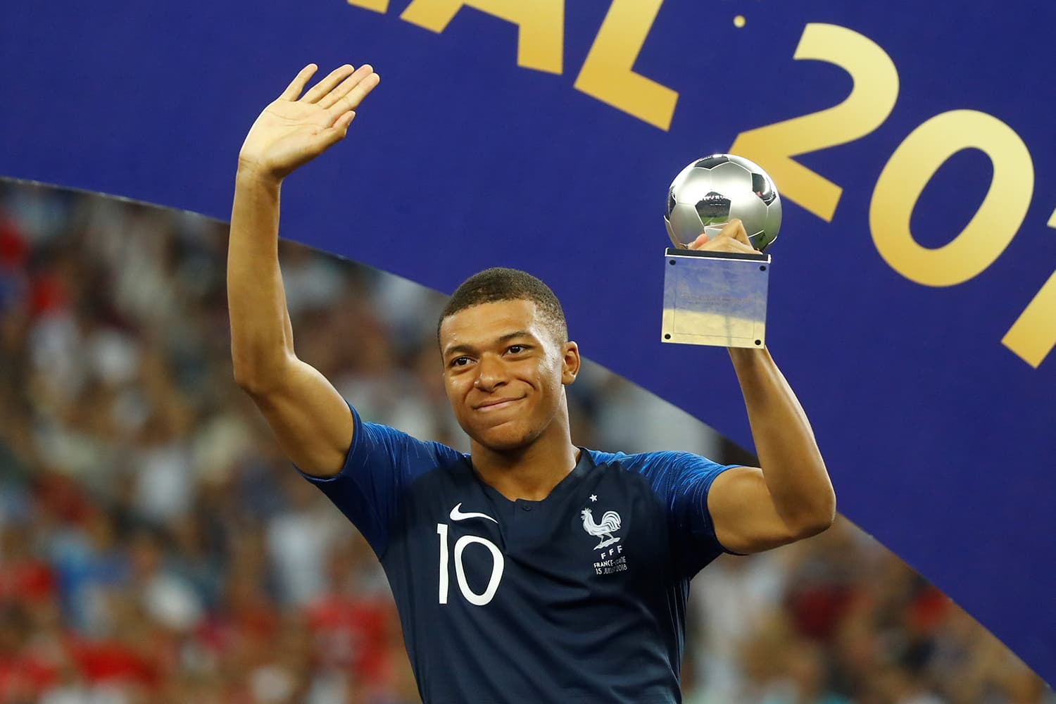 Kylian Mbappé recebe prêmio de jogador Jovem da Copa do Mundo da Rússia - Arquivo Placar