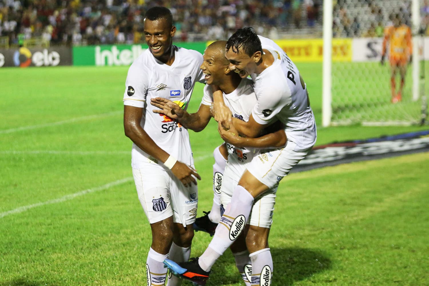 Jogadores do Santos comemoram gol durante partida contra o Altos-PI, válida pela Copa do Brasil – 06/02/2019
