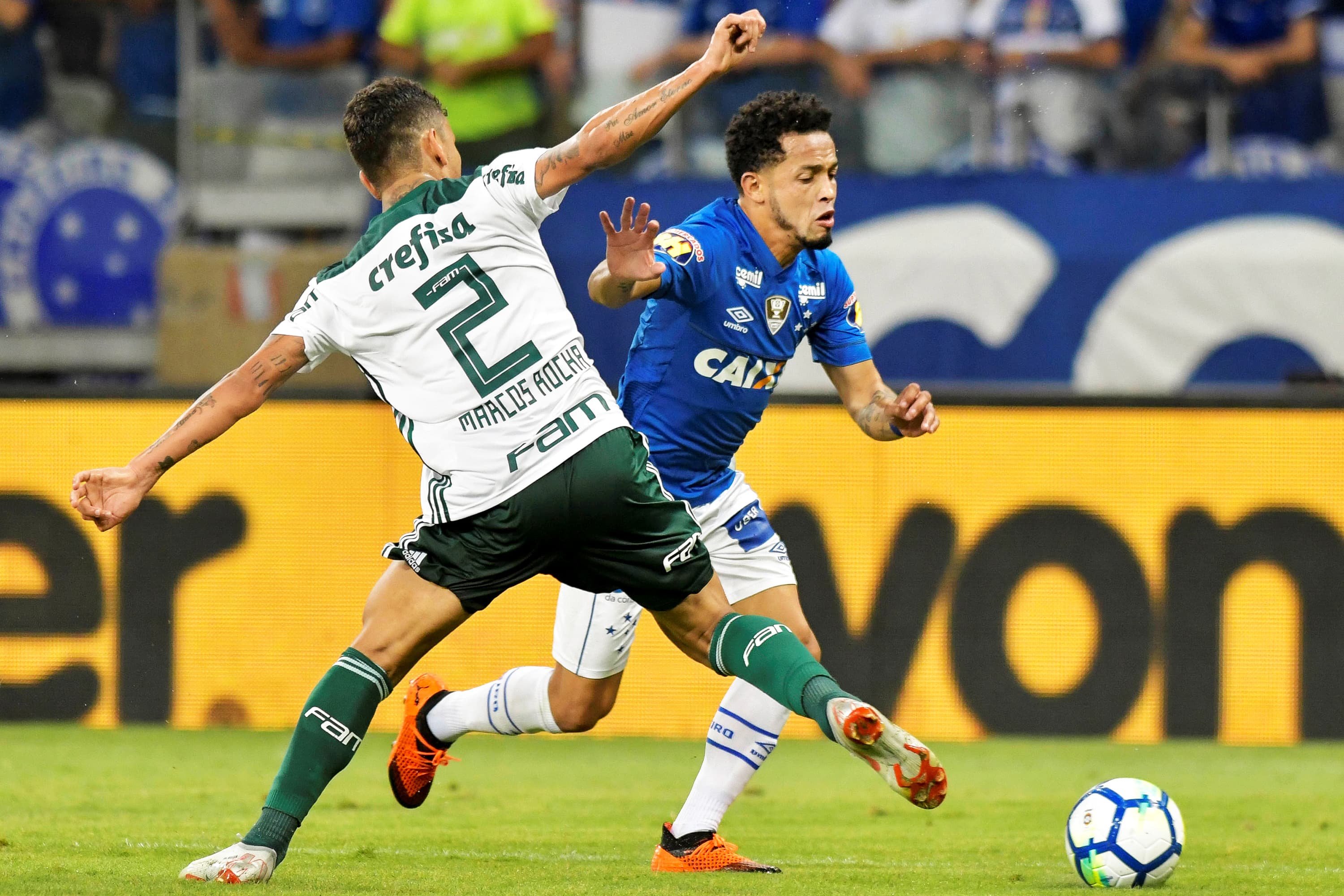Rafinha, do Cruzeiro, disputa bola com Marcos Rocha, do Palmeiras, durante partida válida pelas semifinais da Copa do Brasil – 26/09/2018