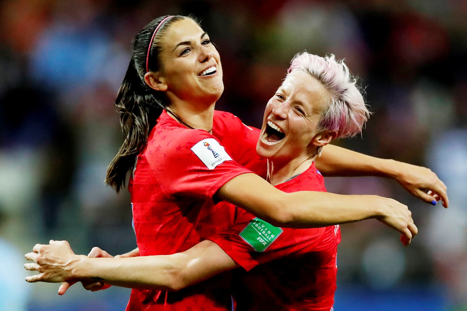 Alex Morgan (esq), jogadora dos Estados Unidos, comemora com Megan Rapinoe (dir) após marcar gol, durante partida contra a Tailândia, válida pela fase de grupos da Copa do Mundo Feminina – 11/06/2019