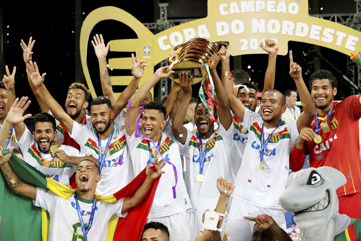 Jogadores do Sampaio Corrêa comemoram o título da Copa do Nordeste após empate com o Bahia, na Fonte Nova, em Salvador – 07/07/2018