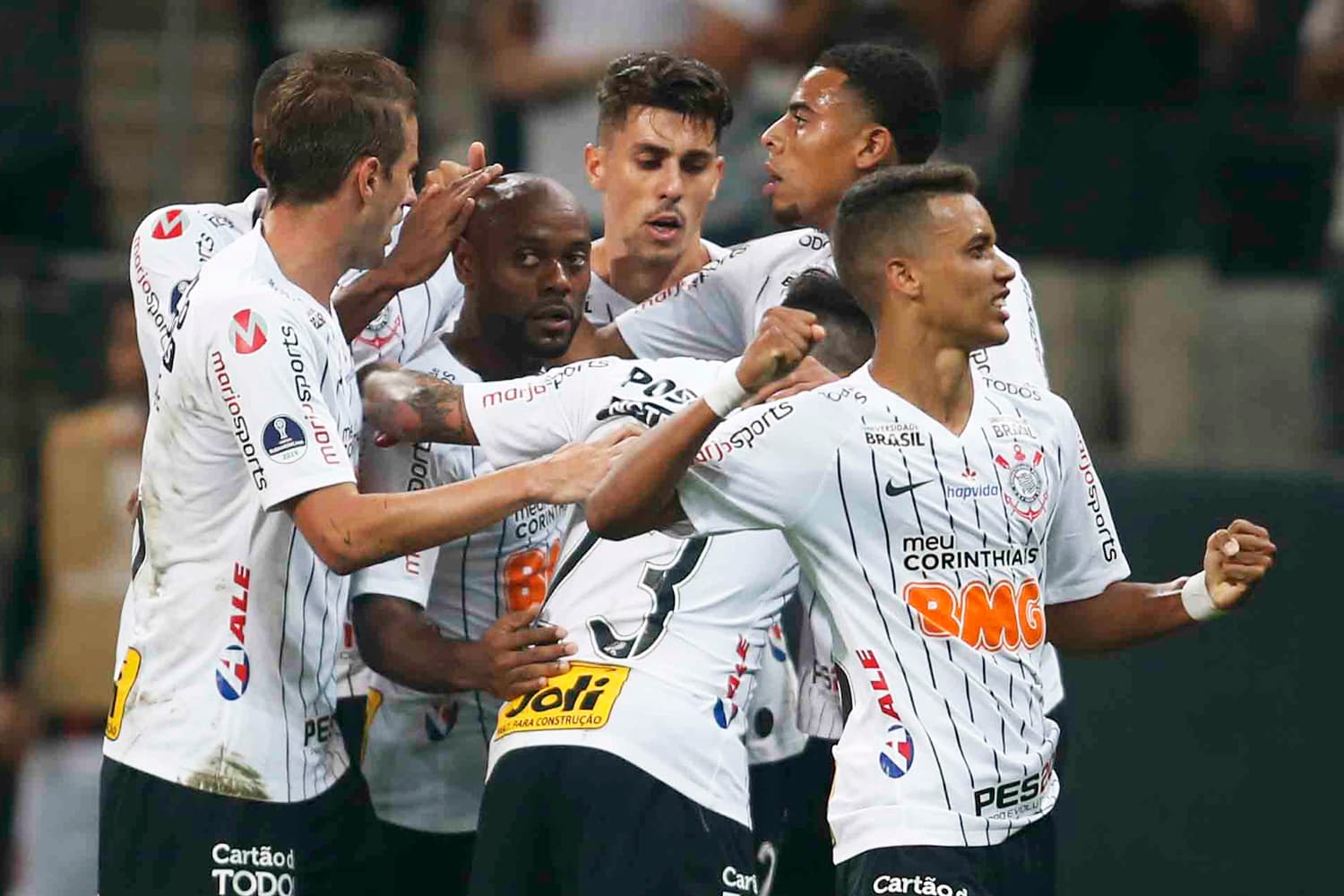 Vagner Love (centro), jogador do Corinthians, comemora com seus companheiros após marcar gol durante partida contra o Deportivo Lara, válida pela Copa Sul-Americana – 23/05/2019