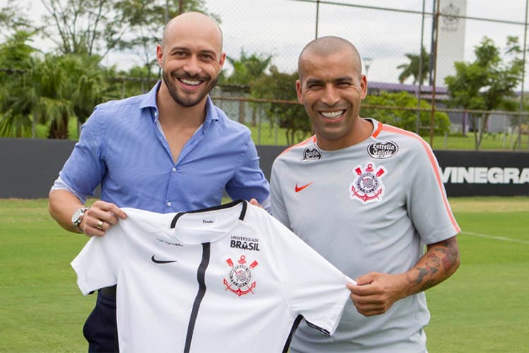 O gerente de futebol do Corinthians, Alessandro Nunes, posa para foto ao lado do jogador Emerson Sheik