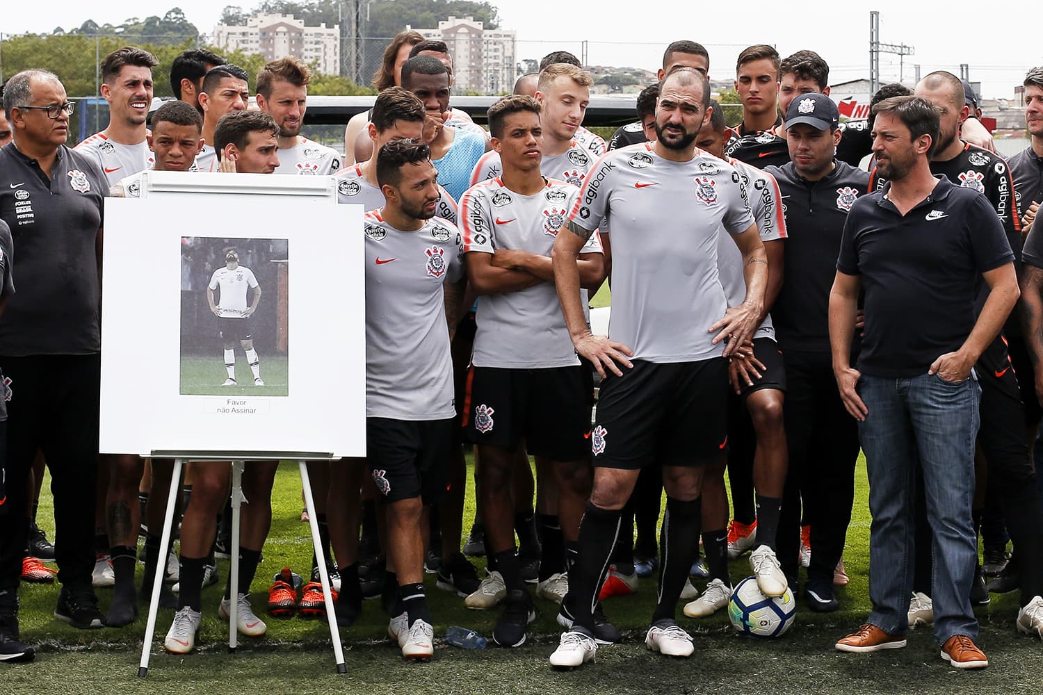 Danilo posa com jogadores e funcionários do clube na sua despedida durante treino do Corinthians realizado no CT Dr. Joaquim Grava, zona Leste de São Paulo – 29/11/2018