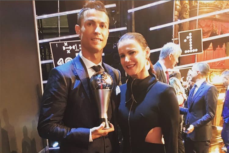O jogador Cristiano Ronaldo e sua irmã, Elma Aveiro