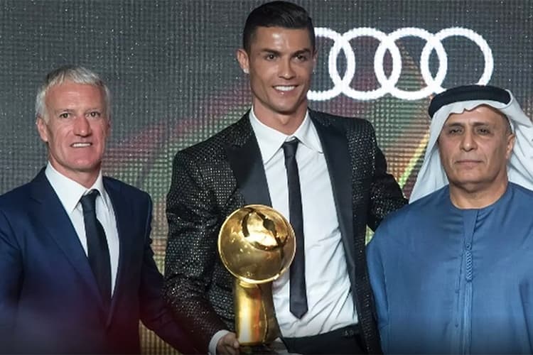 O atacante da Juventus, Cristiano Ronaldo, recebe prêmio de melhor jogador de 2018, durante a cerimônia de premiação do Globe Soccer Awards