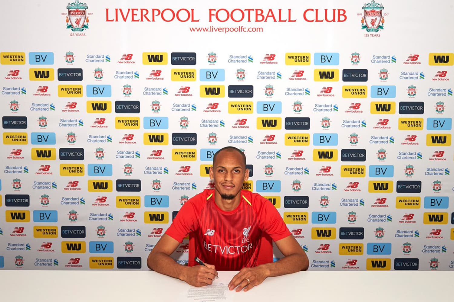 O brasileiro Fabinho, do Monaco, assina contrato com o Liverpool - 28/05/2018