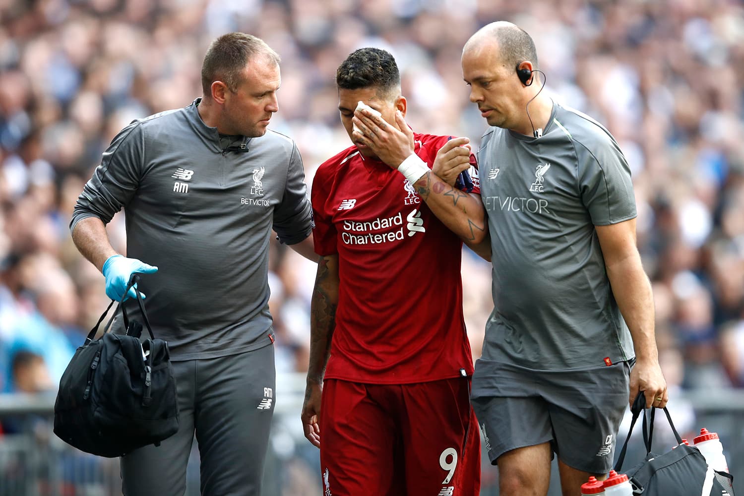 Roberto Firmino do Liverpool deixa o campo machucado durante partida contra o Tottenham em Londres, Inglaterra – 15/09/2018