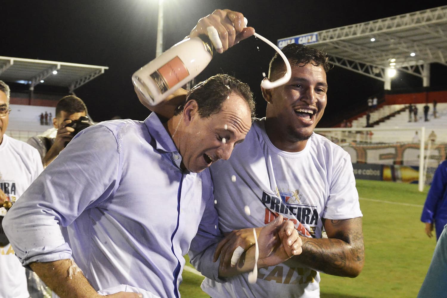Jogadores do Fortaleza celebram acesso à Série A com o técnico Rogério Ceni – 03/11/2018