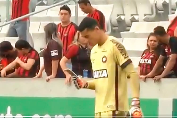 O goleiro Santos, do Atlético Paranaense, observa celular durante partida contra o Atlético Mineiro - 13/05/2018