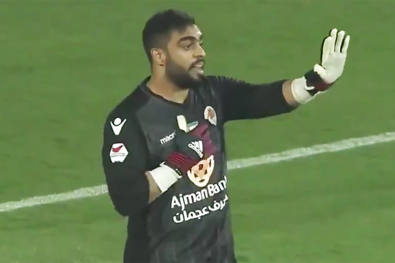 O goleiro Hamad Khalid Ali, do clube árabe Ajman, se desculpa com companheiros do time após falha - 01/03/2018