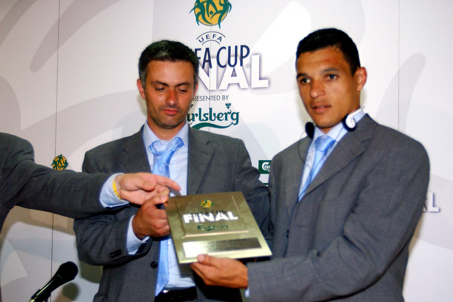 O jogador do Porto, Derlei, recebe de José Mourinho a placa de melhor jogador da partida, após jogo entre Porto x Celtic - 21/05/2003