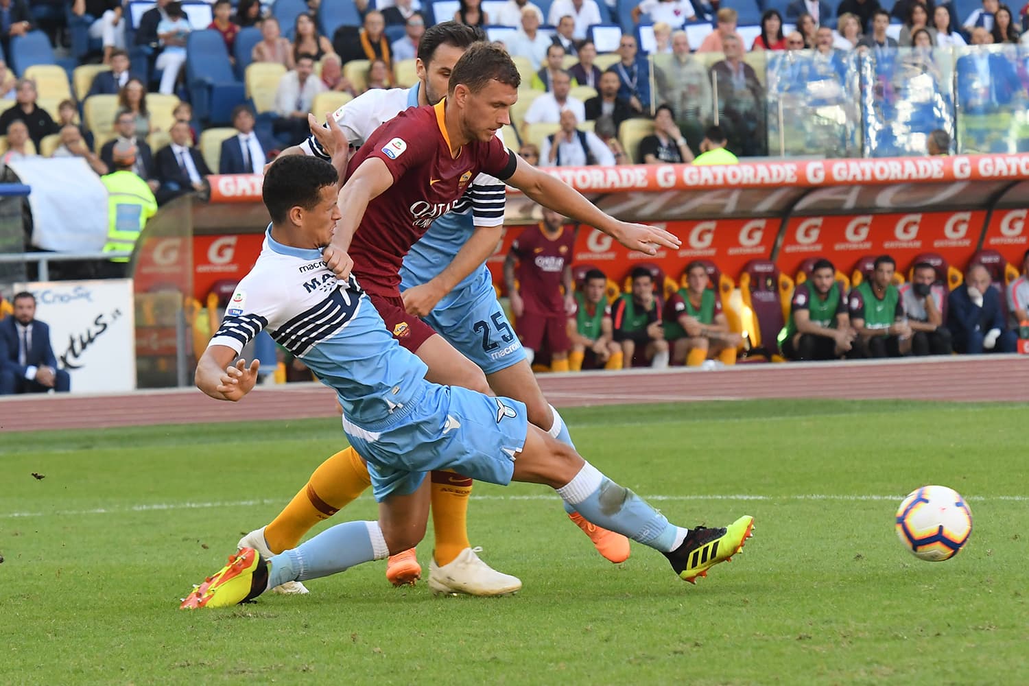 Edin Dzeko do Roma durante partida contra o Lazio no Estádio Olímpico em Roma, Itália – 29/09/2018