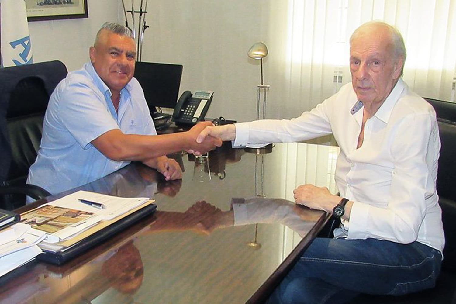 Cesar Luis Menotti assina contrato com a seleção argentina