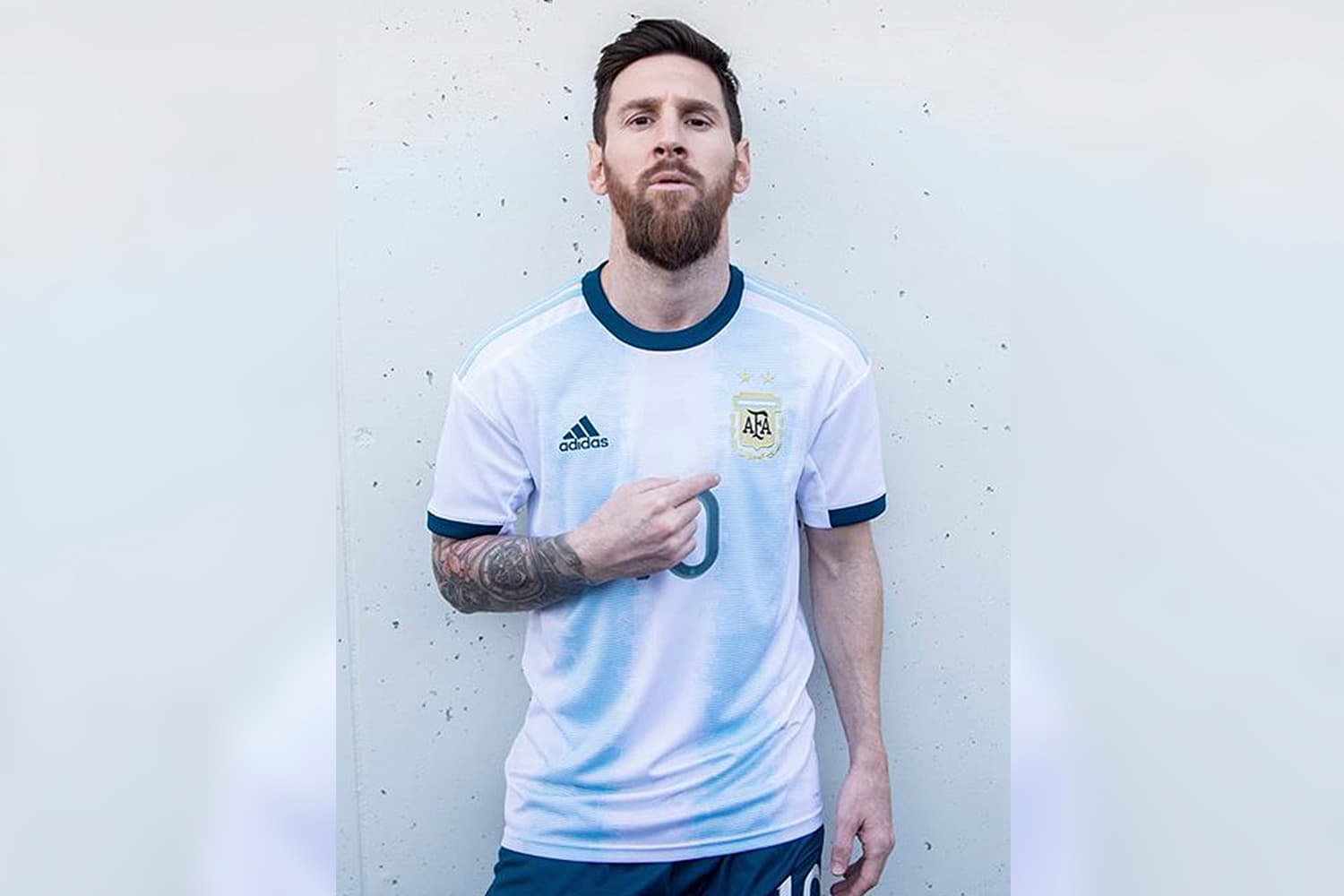 Lionel Messi posa com a nova camisa da seleção Argentina