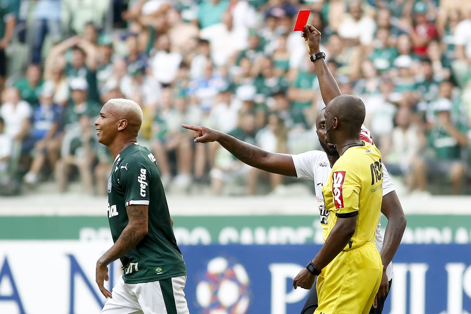 Árbitro Luiz Flavio de Oliveira expulsa Deyverson do Palmeiras durante partida entre Palmeiras e Corinthians no Allianz Parque, São Paulo – 02/02/2019