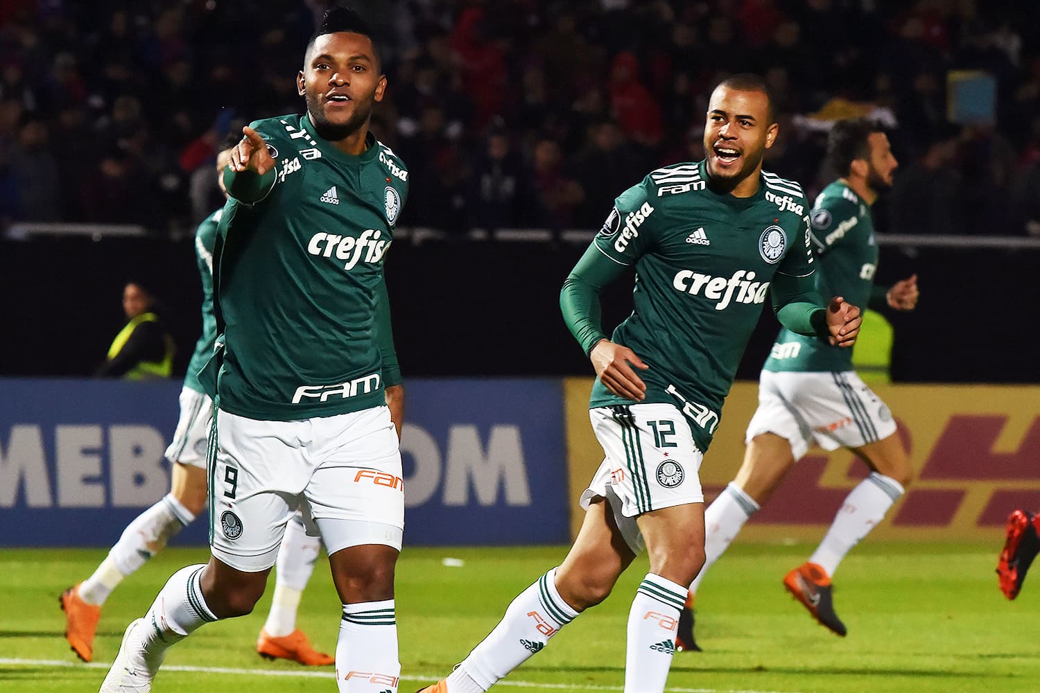 Miguel Borja (esq), jogador do Palmeiras, comemora após marcar gol durante partida contra o Cerro Porteño, válida pelas oitavas de final da Copa Libertadores da América, realizada no Estádio Pablo Rojas, no Paraguai – 09/08/2018