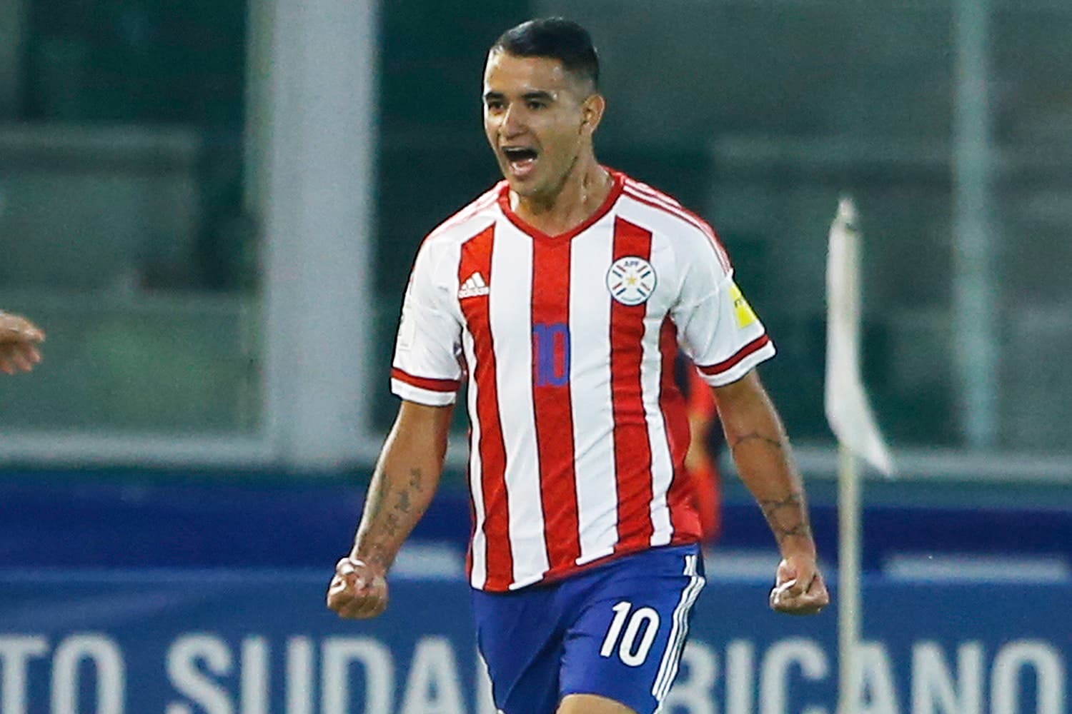 O jogador Derlis González, comemora após marcar gol durante partida entre Paraguai e Argentina, válida pelas eliminatórias para a Copa do Mundo da Rússia – 11/10/2016