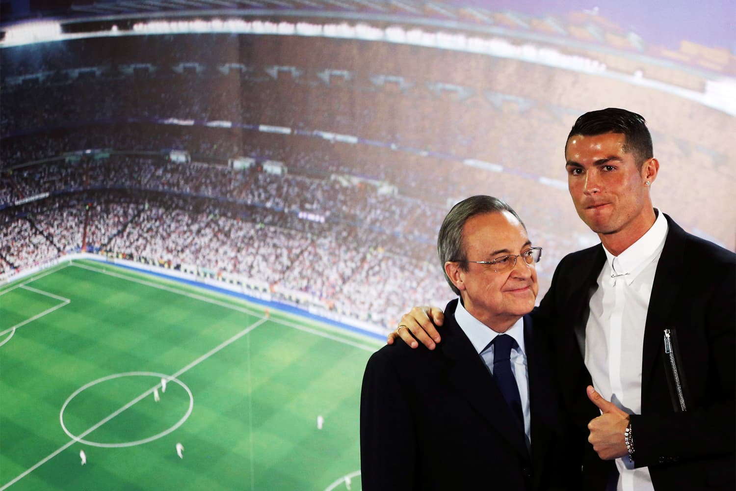 O jogador do Real Madrid, Cristiano Ronaldo, posa para foto com o presidente Florentino Perez, após o atacante renovar contrato em cerimônia realizada no estádio Santiago Bernabeu, em Madri - 07/11/2016