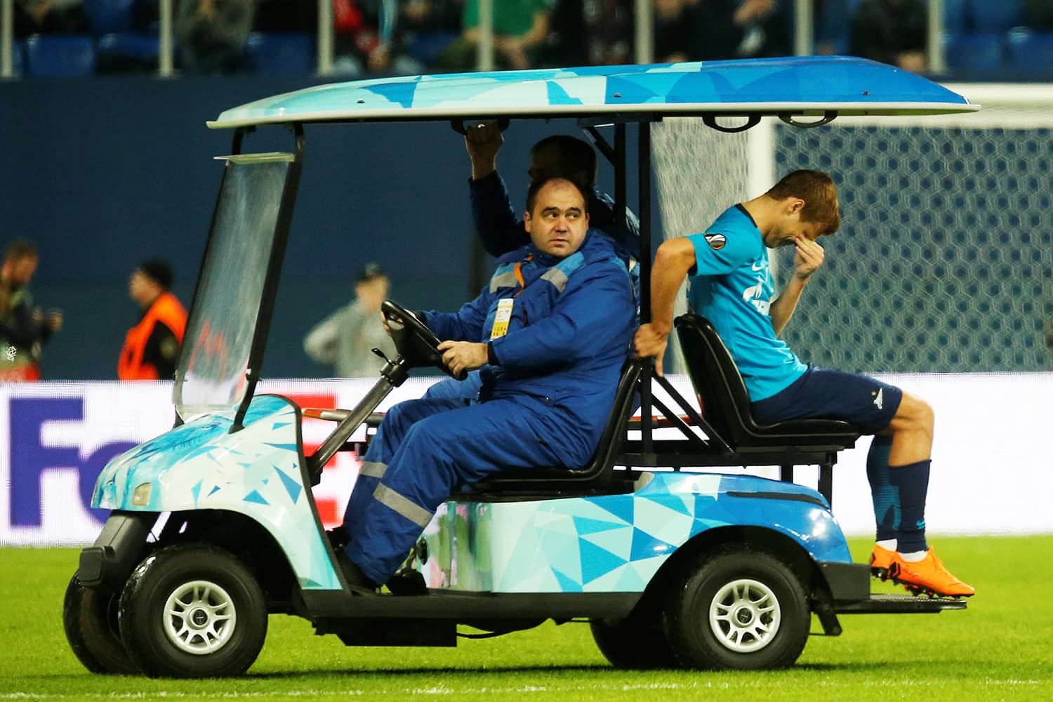 O jogador Kokorin sai de campo lesionado durante partida entre Zenit e RB Leipzig - 15/03/2018