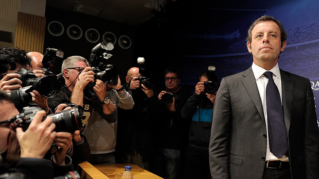 Sandro Rosell renuncia à presidência do Barcelona após denúncia de irregularidade na contratação de Neymar