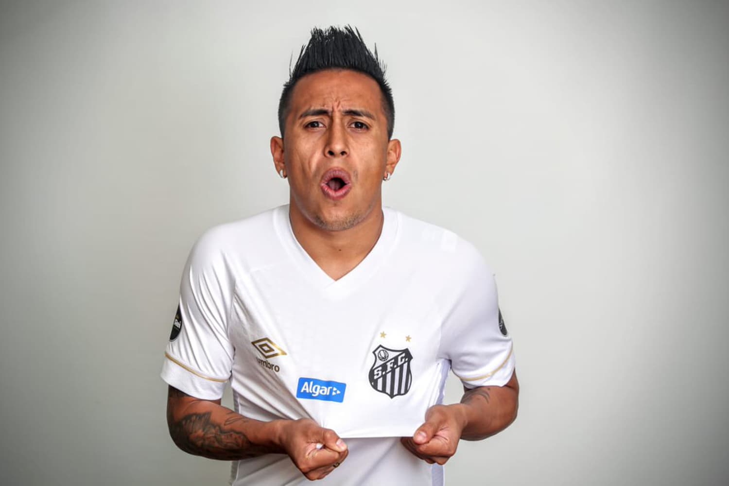 O meia Christian Cueva, do Santos
