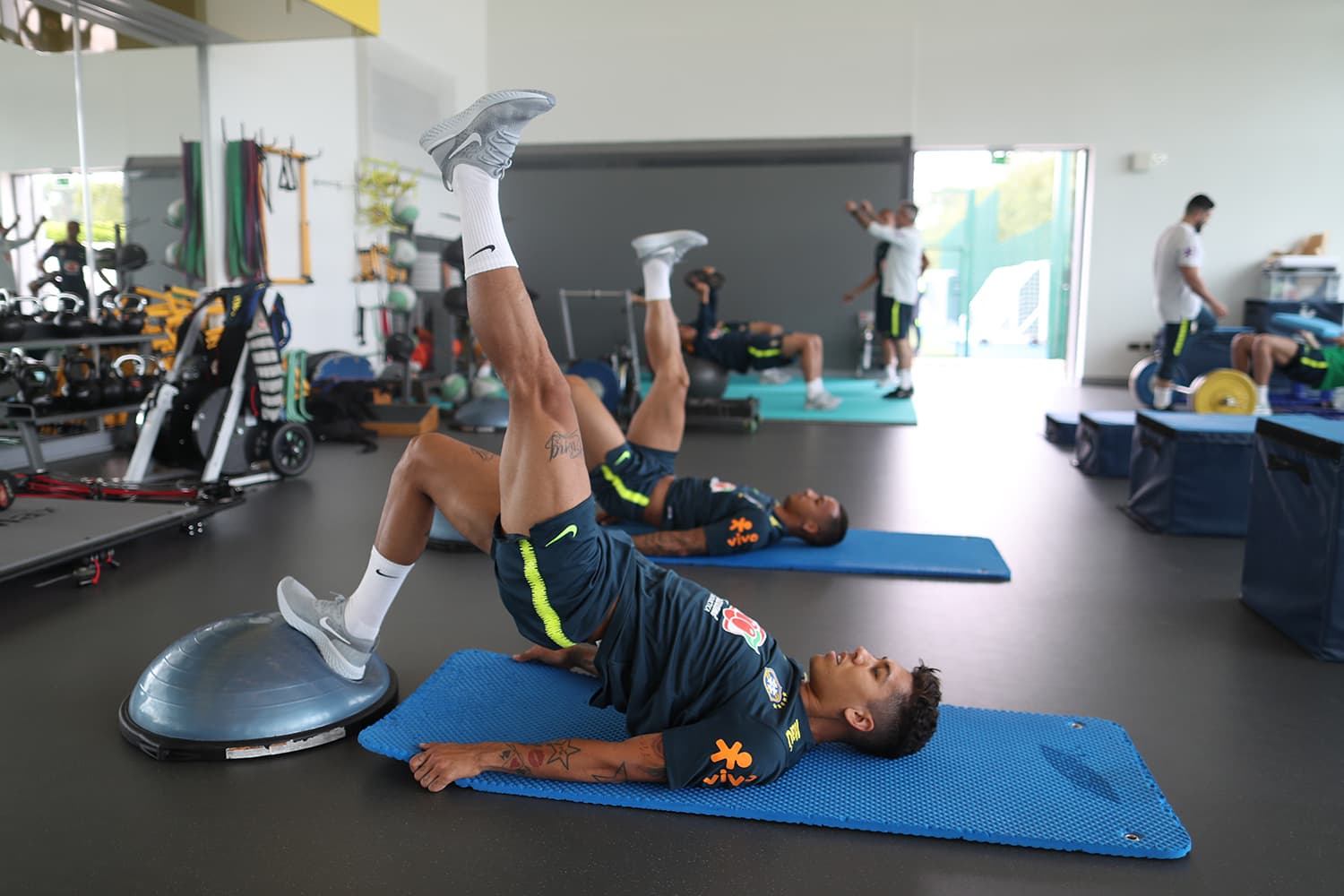 Firmino participa de treino físico na academia do CT do Tottenham