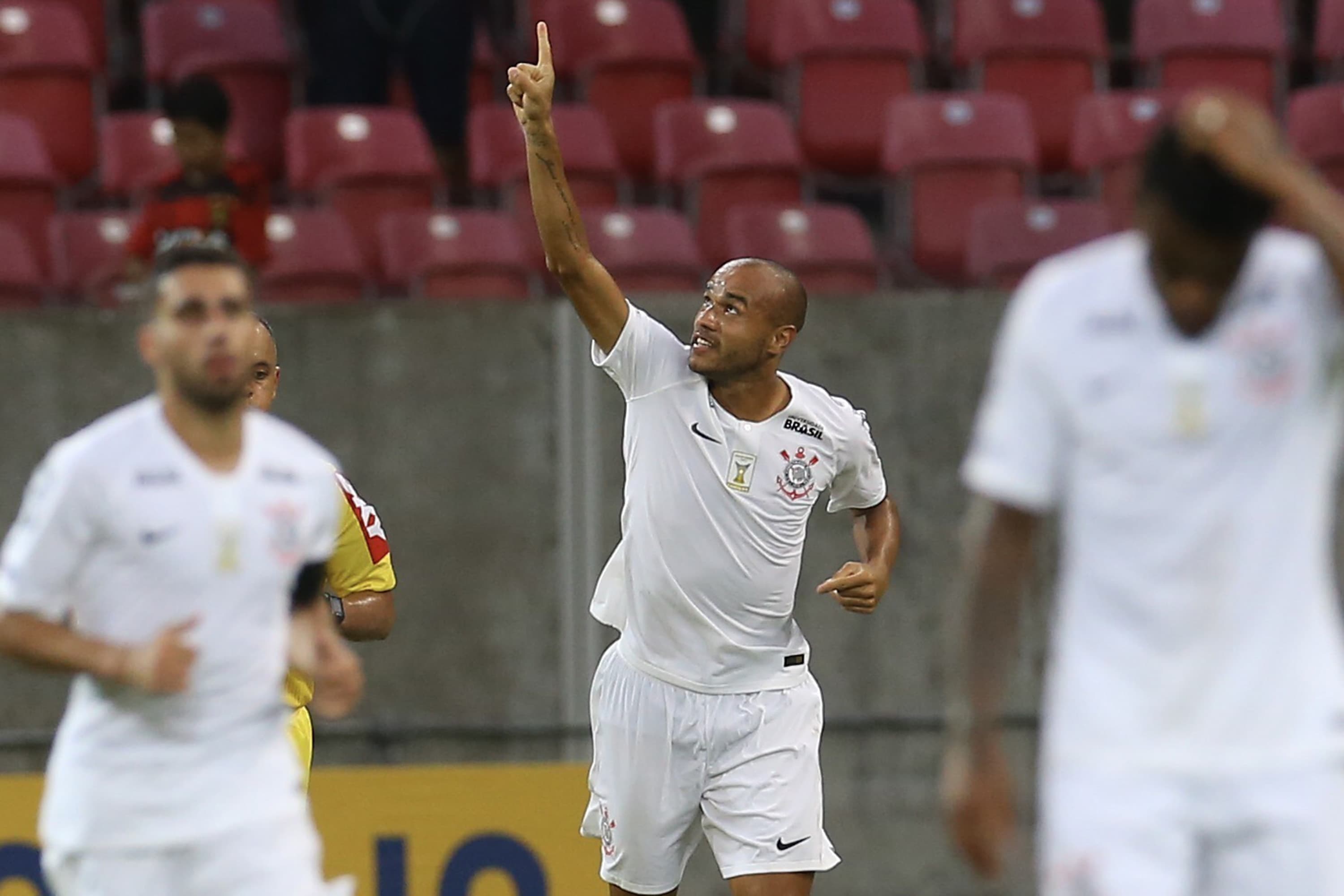 O atacante Roger do Corinthians comemora o seu primeiro gol com a camisa do alvinegro paulista