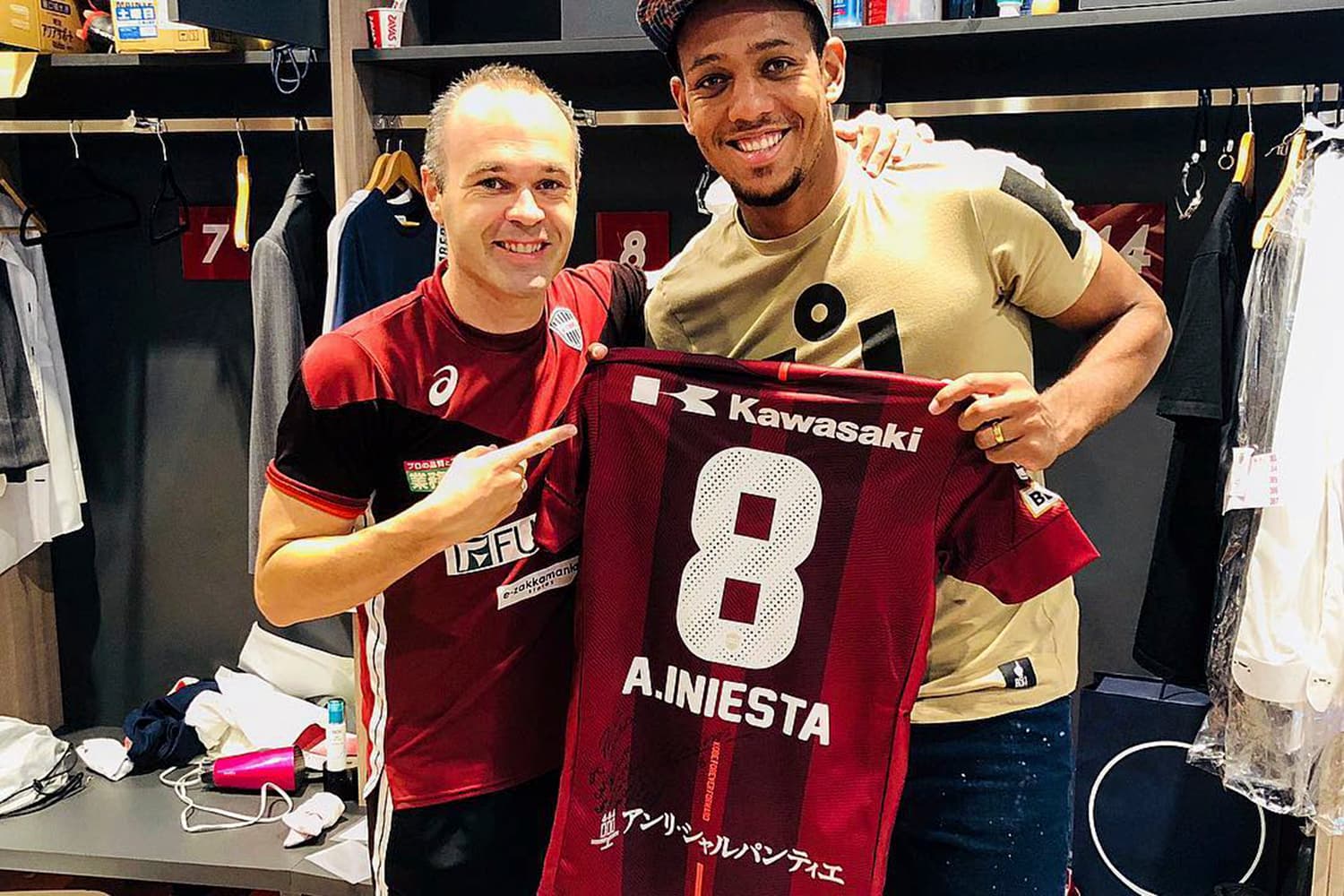 Os jogadores Wellington Tanque e Iniesta