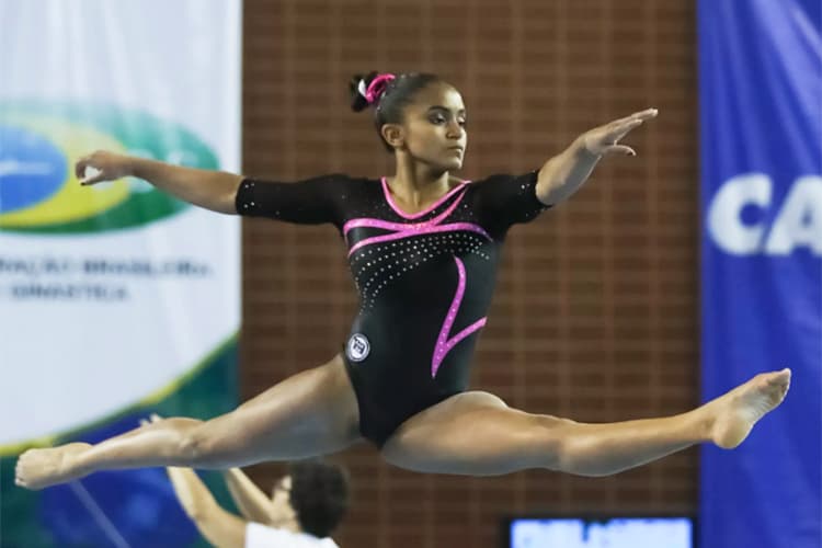 A ginasta Jackelyne Silva, de 17 anos de idade