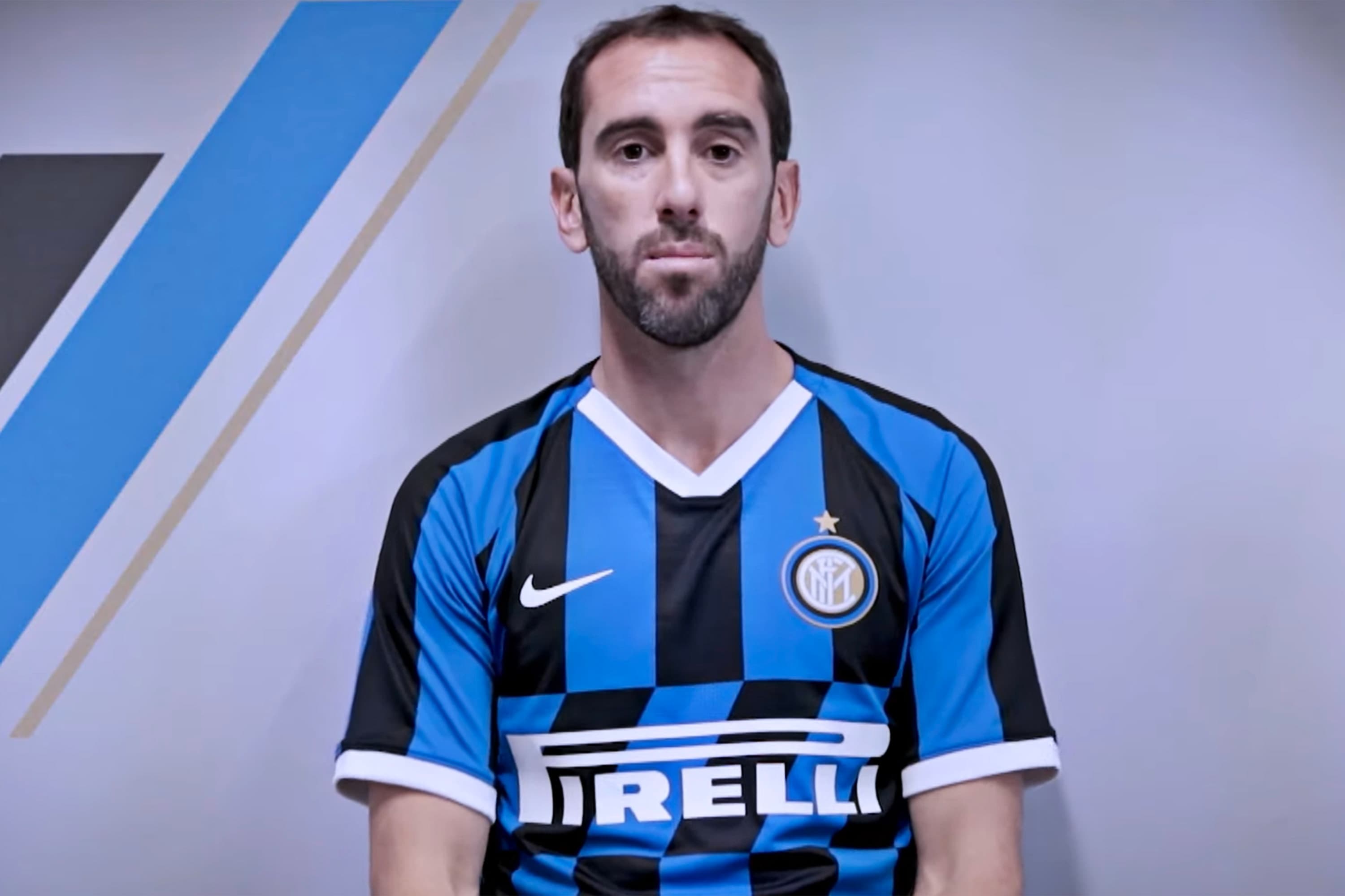 O zagueiro uruguaio Diego Godín é apresentado como reforço da Inter de Milão