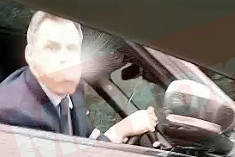 Um frame do vídeo de domínio do jornal britânico Daily Mirror mostra o momento em que o ex-jogador Jamie Carragher cospe em uma fã d 14 anos