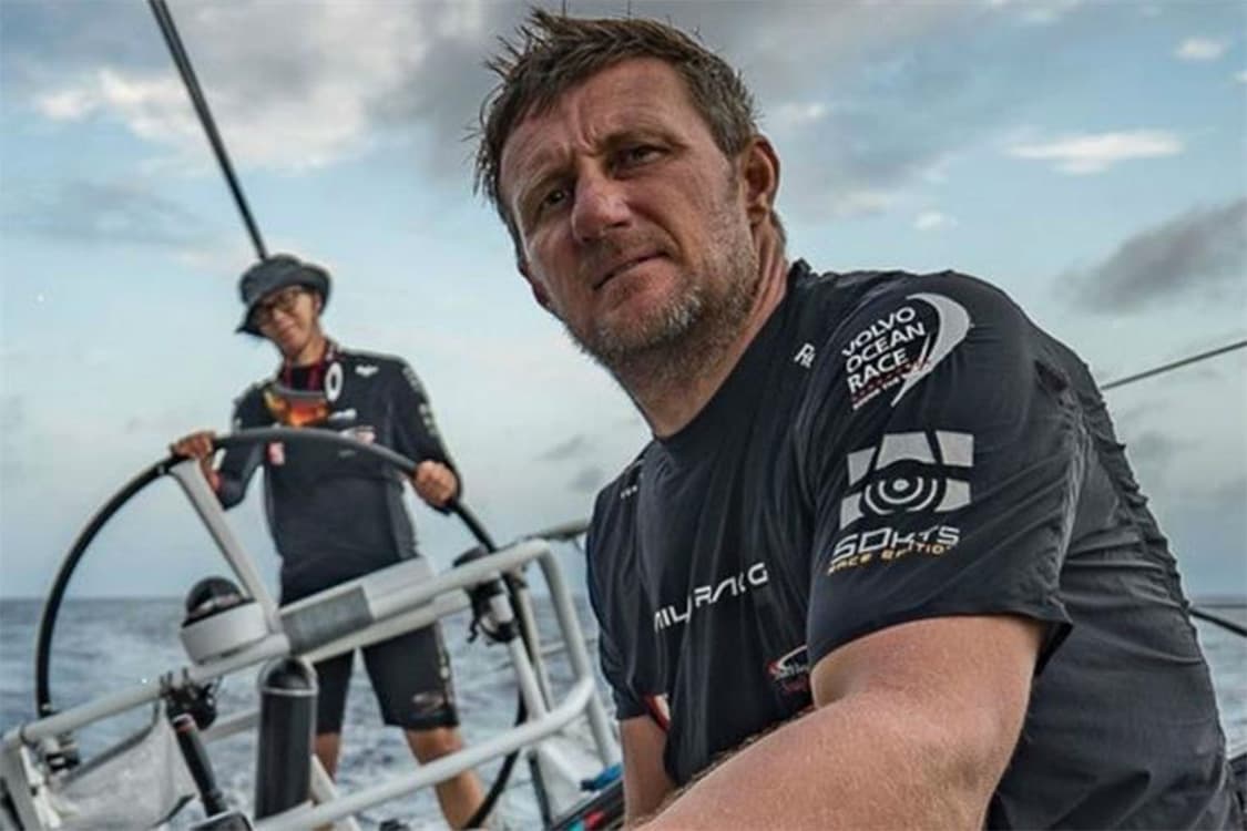 O velejador britânico, John Fisher, 47, caiu no Oceano Antártico durante a etapa Auckland do Volvo Ocean Race. A equipe do evento lamenta, em tom de luto, o desaparecimento do atleta