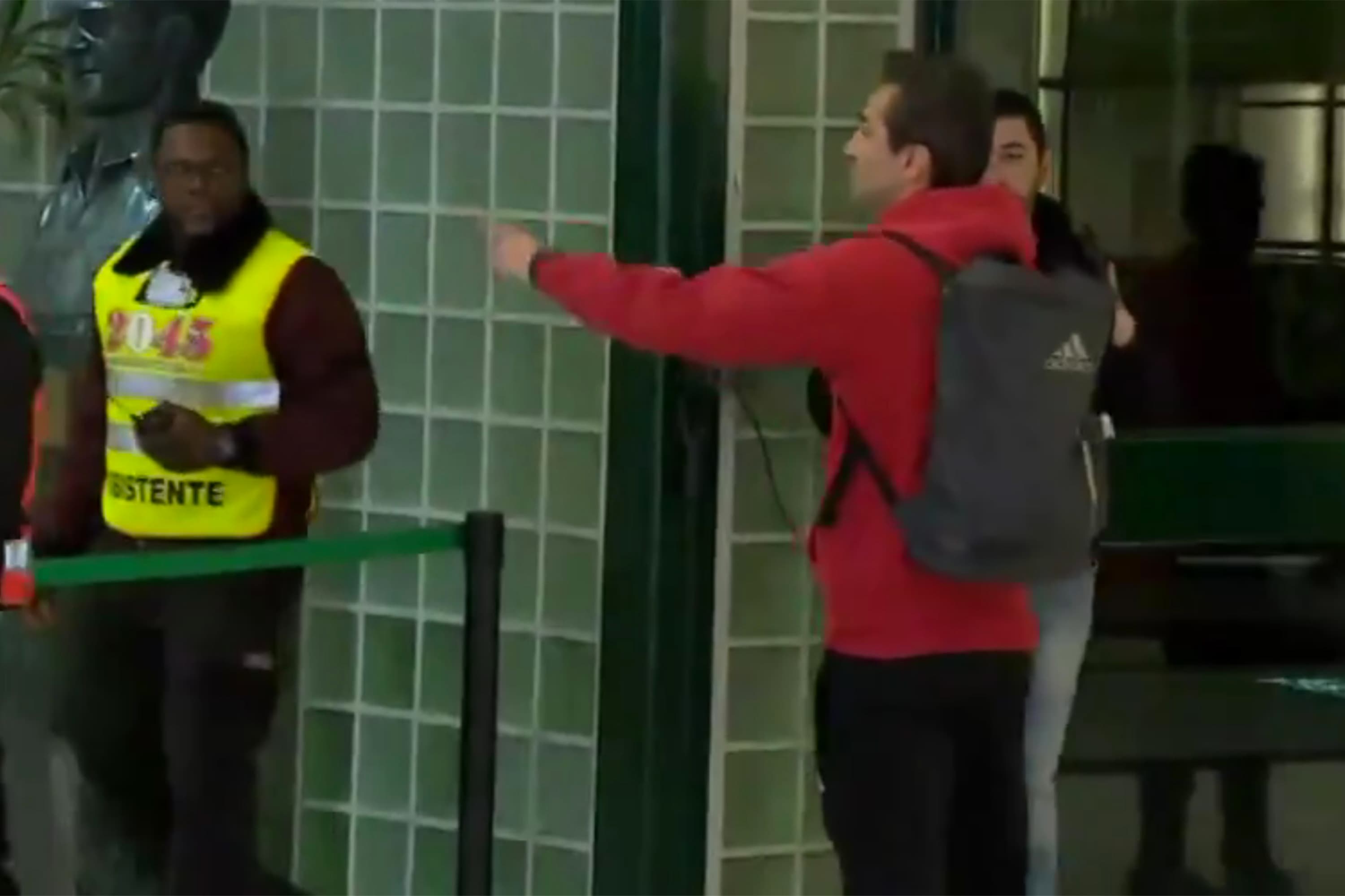 O atacante brasileiro Jonas do Benfica discute com torcedores do Sporting