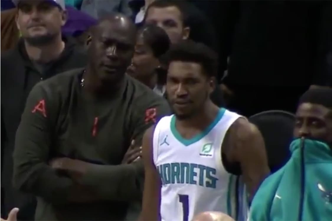 Michael Jordan reclama com o ala Malik Monk, do Charlotte Hornets, após um lance na partida contra o Detroit Pistons – 12/12/2018